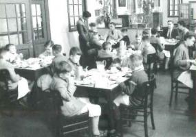 La salle à manger de l'orphelinat du Vertbois en 1954